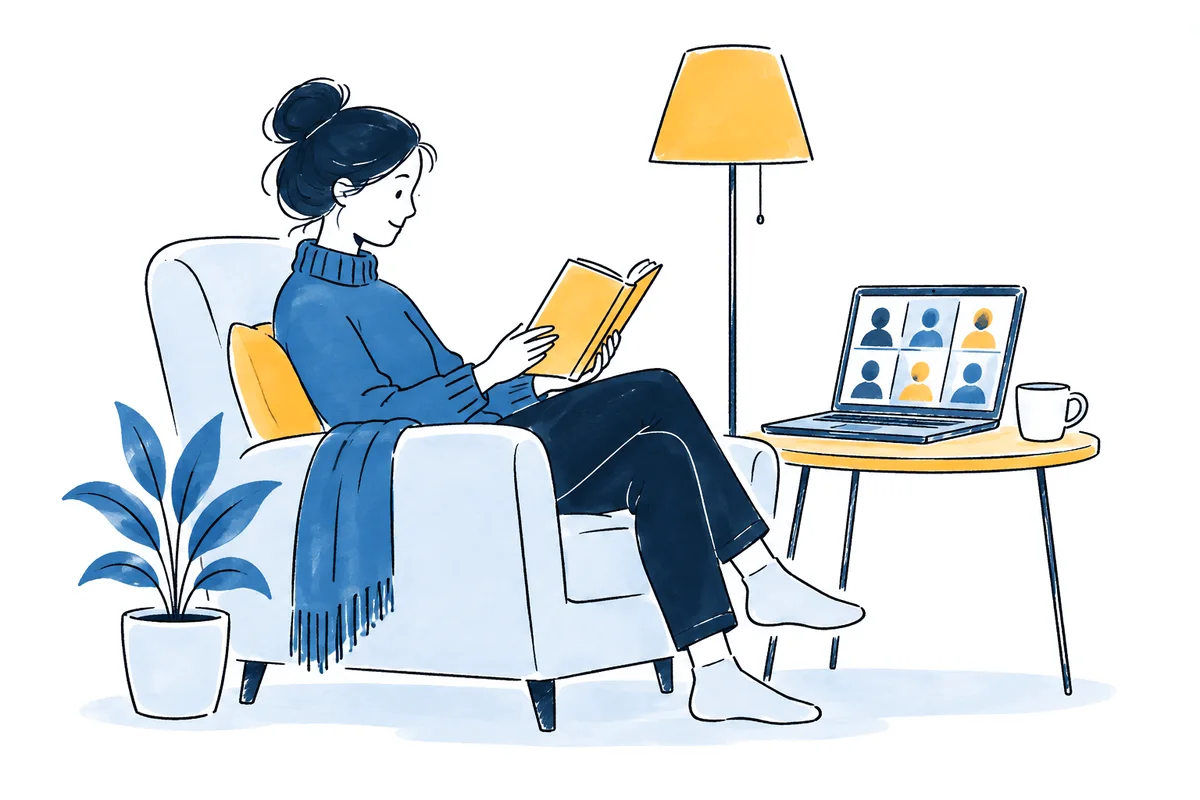 Читательница в кресле с книгой, рядом ноутбук с видеовстречей клуба